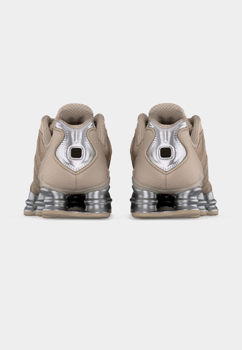 Nike Sportswear SHOX TL - Tenisky - cream/metallic silver-coloured/black