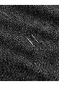 Dunkelgrauer Strickstoff mit feiner Textur, der ein dezentes gesticktes Muster aus zwei vertikalen Linien zur Verzierung aufweist.