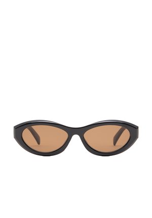 Ochelari de soare negri, de tip cat-eye, cu lentile colorate în nuanțe de maro. Rame groase din plastic cu un design elegant și unghiular și brațe late.