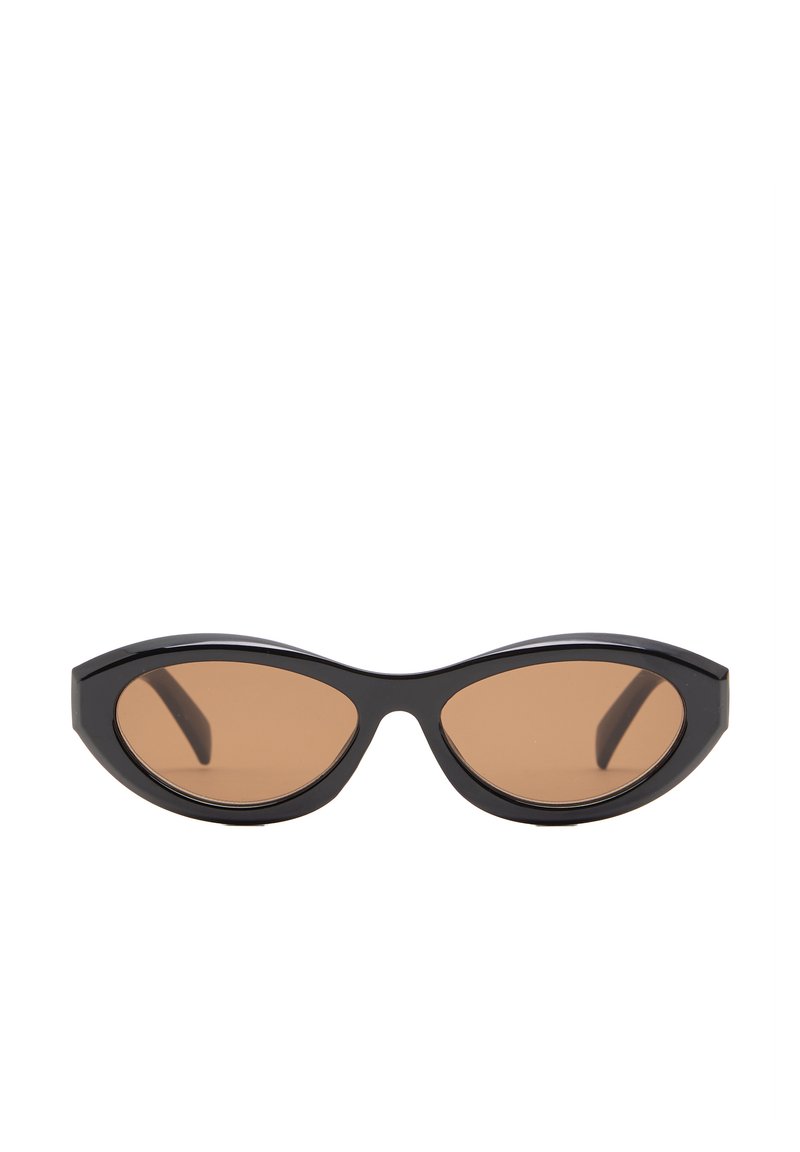 Ochelari de soare negri, de tip cat-eye, cu lentile colorate în nuanțe de maro. Rame groase din plastic cu un design elegant și unghiular și brațe late.