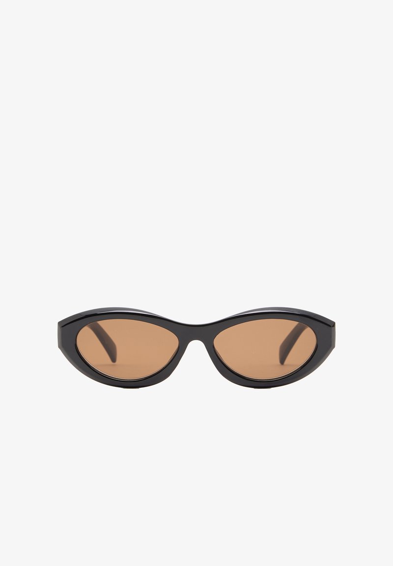 Ochelari de soare negri, de tip cat-eye, cu lentile colorate în nuanțe de maro. Rame groase din plastic cu un design elegant și unghiular și brațe late.