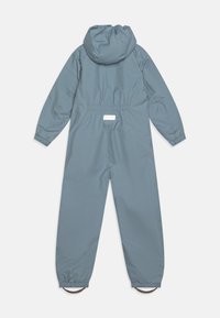 Tuta con cappuccio blu realizzata in materiale leggero e liscio. Presenta una vita elastica, maniche lunghe e nessuna hardware o decorazione visibile.