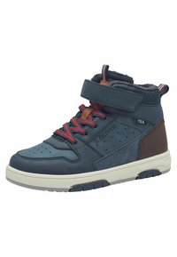 Baskets montantes navy avec des accents gris, lacets rouges, bride Velcro, panneaux texturés et perforations pour la respirabilité.