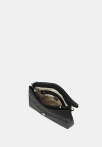 Borsa in pelle nera con una texture liscia, dotata di una chiusura a zip e rivestimento interno beige. Include una tasca con zip e diversi scomparti.