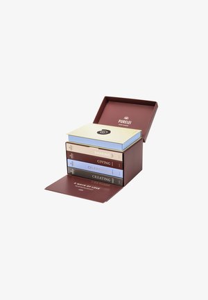 Braune Box mit vier bunten Büchern, die gestapelt enthalten sind. Titel: Teilen, Geben, Feiern, Kreieren. Der Deckel zeigt ein Logo und ein spiralförmiges Design.