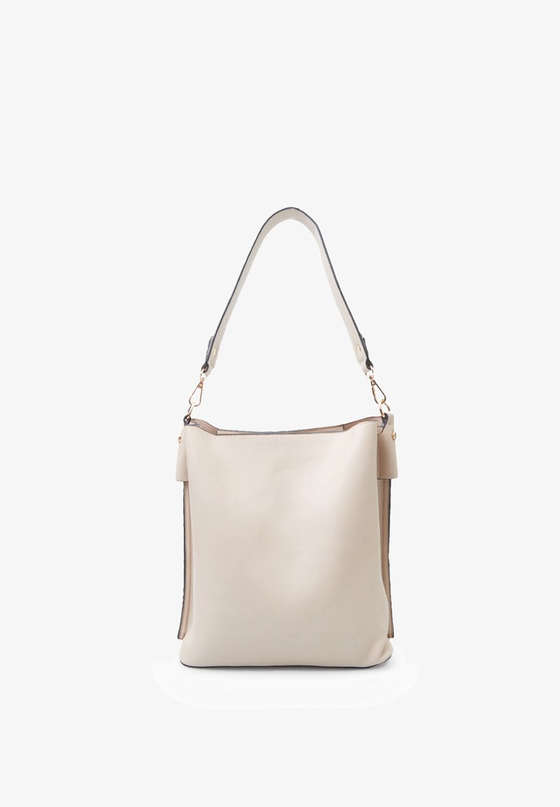 Beżowa torebka z wegańskiej skóry o gładkiej fakturze, z regulowanym paskiem oraz subtelnie brązowymi akcentami na otwarciu i bocznych krawędziach.