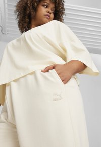 Puma BETTER CLASSICS - Donji dijelovi trenirke - white