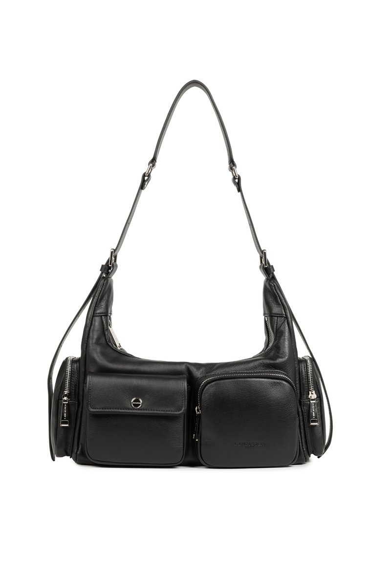 Sac à bandoulière en cuir noir avec une sangle réglable, comportant deux poches à l'avant, un compartiment zippé et une texture lisse. Accents en métal.