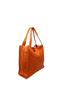 Pomarańczowa skórzana torba na ramię z wydłużonymi uchwytami, teksturowaną powierzchnią i przestronnym wnętrzem, charakteryzująca się miękkim, elastycznym kształtem.