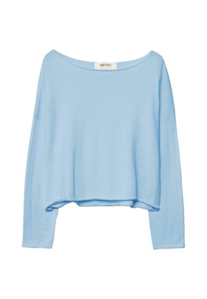 Pull court à manches longues bleu clair en matière douce, avec un large décolleté et une coupe ample, présentant des épaules tombantes.