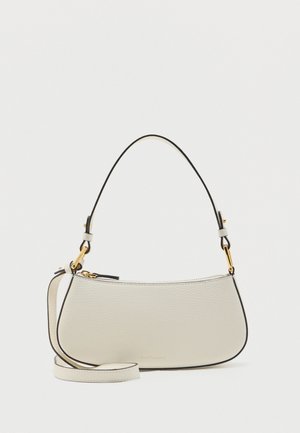 Geantă mică de mână din piele albă cu accesorii aurii și două curele, una scurtă și una lungă, pe un fundal alb simplu.