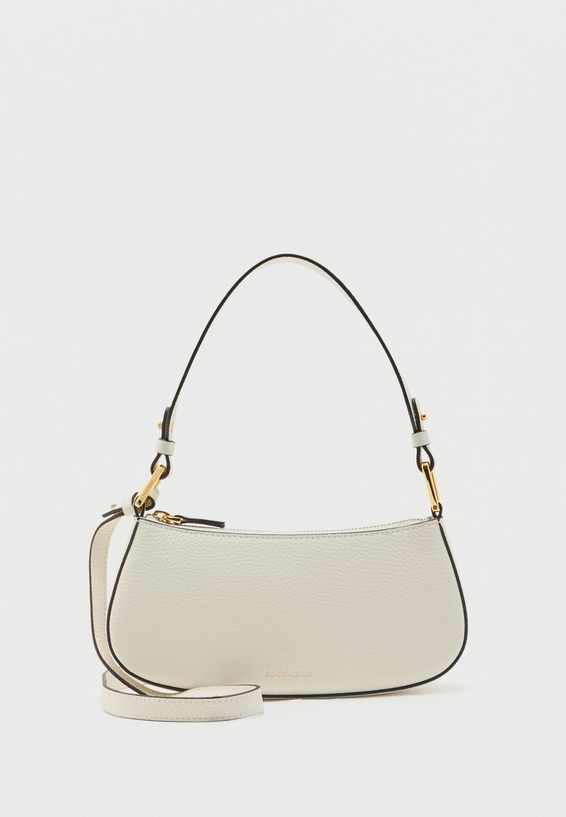 Μικρό λευκό δερμάτινο τσάντα χειρός με χρυσά μεταλλικά στοιχεία και δύο λουριά, ένα κοντό και ένα μακρύ, σε απλό λευκό φόντο.