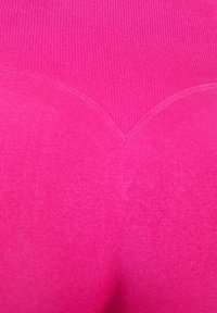 Fitted roze legging met een getextureerde tailleband en een V-vormige naaddetail. Gemaakt van een soepele, rekbare stof.