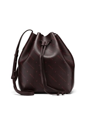Borsa a secchiello in pelle marrone con chiusura a coulisse, caratterizzata da una stampa a rilievo di lettere rosse e un motivo a logo. Inclusa una tracolla regolabile.