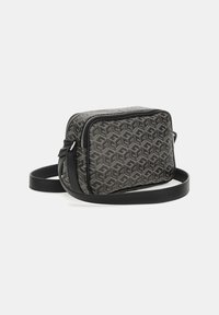 Grijs synthetisch crossbody-tasje met geometrisch patroon, met een ritssluiting en een afneembare zwarte leren schouderband. Glad textuur, rechthoekige vorm.