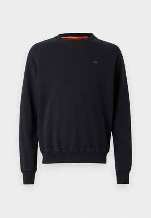 Sweatshirt nero a maniche lunghe con colletto girocollo, polsini e orlo a costine, logo piccolo sul petto, esposto su uno sfondo bianco semplice.
