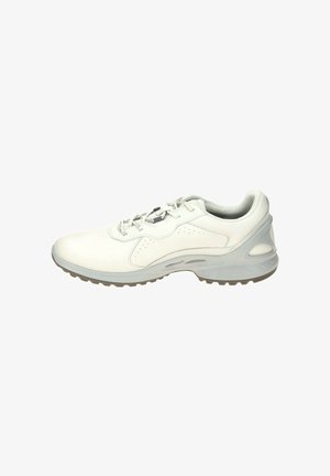 Weiße flache Sneaker mit Schnürung vorne, gepolstertem Kragen und strukturierter Sohle, die für Komfort und Unterstützung ausgelegt sind.