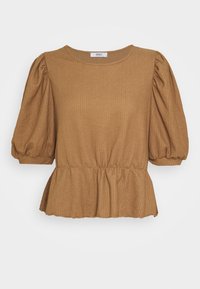 Top marrón texturizado con mangas cortas abullonadas, escote redondo y cintura de peplum fruncido. La tela tiene un sutil patrón ondulado.