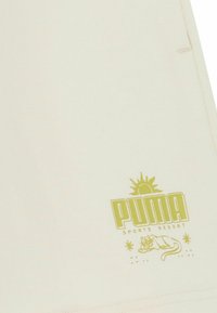 Crèmekleurige textiel met een groen logo van "PUMA SPORTS RESORT" met een zonmotief en een zittende kat illustratie.