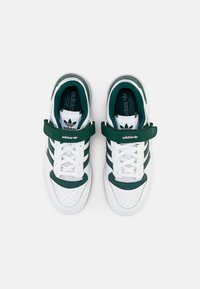 adidas Originals FORUM LOW UNISEX - Αθλητικά παπούτσια - white/collegiate green/white