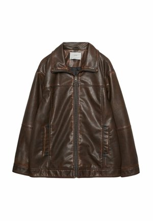 Veste en simili cuir marron avec fermeture éclair frontale, deux poches latérales, large col et coutures apparentes sur les manches et le corps.