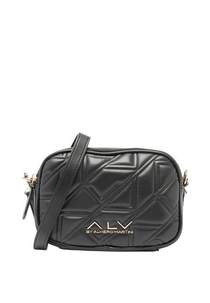 Borsa a tracolla in pelle nera con motivo geometrico, caratterizzata da un logo dorato, chiusura con zip e tracolla regolabile. Design rettangolare compatto.