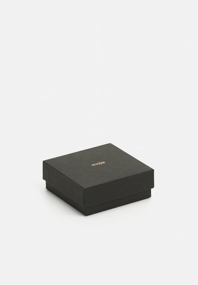 Černá šperkovnice s zlatým logem "maje" na víku, umístěná na bílé ploše s jednoduchým pozadím.