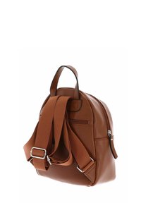 Sac à dos en cuir marron avec une finition texturée, des bretelles réglables et une poignée supérieure. Il dispose d'une poche extérieure zippée et d'accents en m étal.