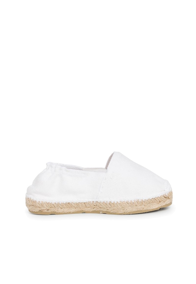 Scarpa slip-on bianca in tela con punta arrotondata, dotata di suola in juta intrecciata e dettagli cuciti lungo i bordi.