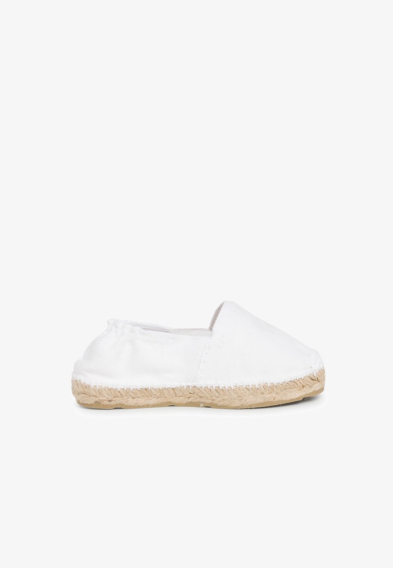 Scarpa slip-on bianca in tela con punta arrotondata, dotata di suola in juta intrecciata e dettagli cuciti lungo i bordi.