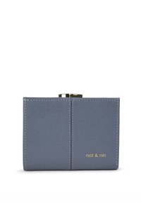 Portefeuille en cuir gris avec une texture lisse, doté d'un logo doré "nat & nin" et d'un fermoir. Design simple avec des coutures visibles.