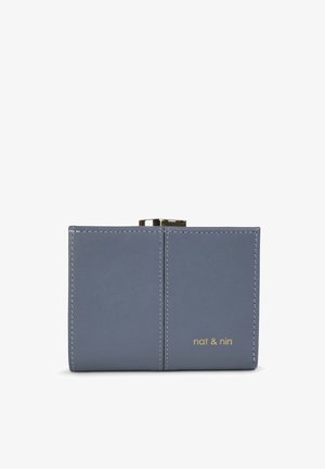 Grijze leren portemonnee met een gladde structuur, voorzien van het gouden logo "nat & nin" en een sluiting met een klapsysteem. Eenvoudig ontwerp met zichtbare stiksels.