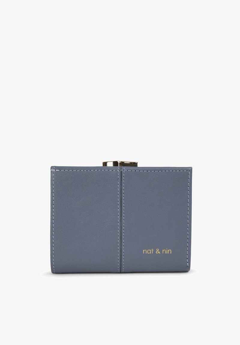 Portafoglio in pelle grigia con texture liscia, con logo dorato "nat & nin" e chiusura a scatto. Design semplice con cuciture visibili.