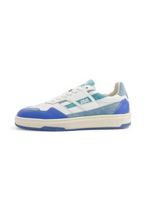 Zapatilla baja blanca y azul con detalles en ante, cierre con cordones y suela beige con la marca "CAVAL" y "AVA".