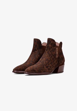 Braune Wildleder-Ankle Boots mit einem Leopardenmuster, spitz zulaufenden Zehen und einem niedrigen Blockabsatz. Besitzt ein geteiltes Design am Knöchel.
