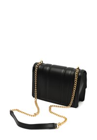 Borsa a tracolla nera in pelle trapuntata con catena dorata e dettaglio in pelle. Presenta una forma strutturata e una texture liscia.