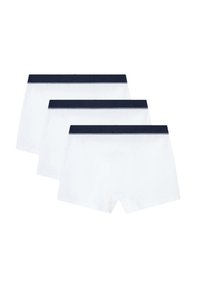 Tre paia di pantaloni boxer bianchi con una fascia elastica blu scuro con una sottile striscia bianca, realizzati in morbido cotone.