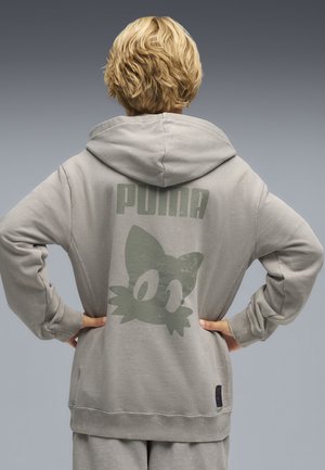 Haut à capuche gris avec un grand graphique vert représentant un visage de chat et le logo "PUMA" au dos. Texturé doux, coupe décontractée et poignets côtelés.