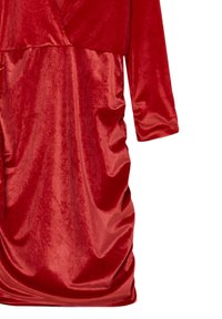 Abito in velluto rosso con maniche lunghe, caratterizzato da un design avvolgente, dettagli arricciati in vita e una texture liscia e lucida.