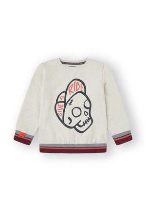 Sudadera gris claro de manga larga, con un diseño de calavera negra y texto rojo. Bordes acanalados en azul marino, rojo y gris en los puños y el dobladillo.