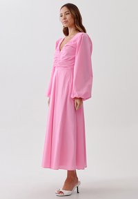 TUSSAH ARIYAH MIDI  - Freizeitkleid - bubble gum pink