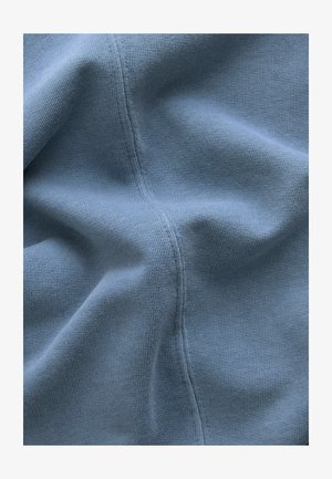 Puha, közepesen nehéz kék szövet sima текстúrával, finom bordázottsággal és gyengéd eséssel, minimális varrásokkal kiemelve.