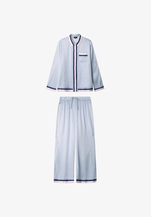 Set di pigiama azzurro chiaro composto da una camicia con bottoni e tasca, e pantaloni larghi con cordoncino. Rifinito in blu scuro e bianco con un motivo.