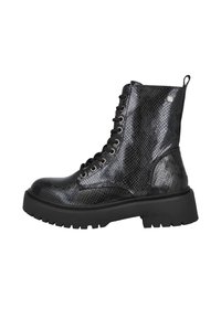 Botas de tobillo de imitación de piel de serpiente negra con suela gruesa, diseño con cordones y ojales metálicos. Cuenta con una lengüeta en el talón.
