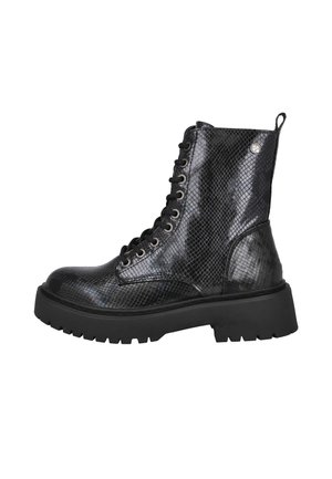 Botas de tobillo de imitación de piel de serpiente negra con suela gruesa, diseño con cordones y ojales metálicos. Cuenta con una lengüeta en el talón.