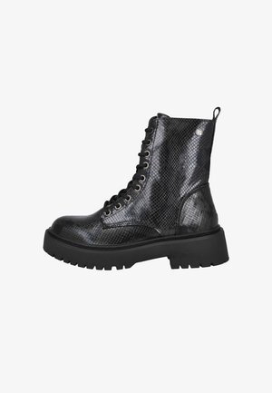 Botas de tobillo de imitación de piel de serpiente negra con suela gruesa, diseño con cordones y ojales metálicos. Cuenta con una lengüeta en el talón.