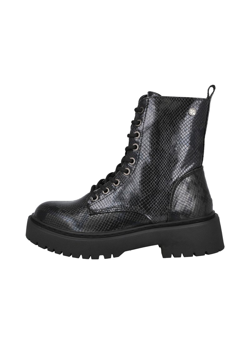 Botas de tobillo de imitación de piel de serpiente negra con suela gruesa, diseño con cordones y ojales metálicos. Cuenta con una lengüeta en el talón.