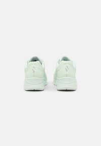 Ljus mintgröna träningsskor med en strukturerad mesh-överdela, vadderad krage och kontrasterande logotypdetalj på hälen.