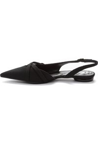 Crna slingback balerinka s šiljastim prstom, od teksturirane tkanine, s ukrštenim trakama i malim okruglim potpeticom.