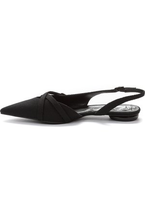 Zwarte slingback platte schoen met een puntige neus, voorzien van een textuurstof, kruislings gespen en een kleine ronde hak.
